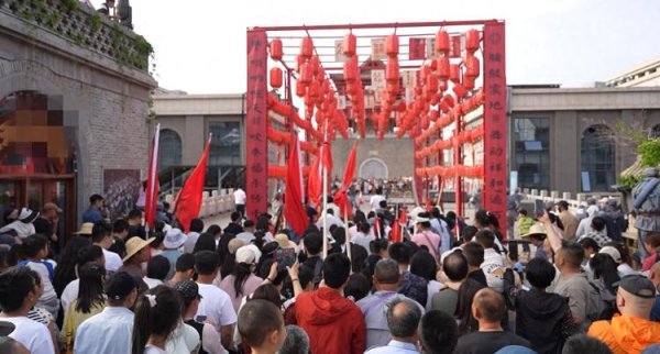 博盈配资 延安一景区五一推出“保卫延安”项目，游客可参与“大练兵”等，一天超3000人体验