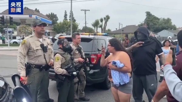 派生资本 加州爆发冲突 美执法人员动用催泪瓦斯和震爆弹！特朗普怒斥：无能的州长！