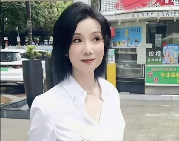 道正网配资 香港知名女星陷整容风波，鼻子变形容貌变化大，网友直呼认不出