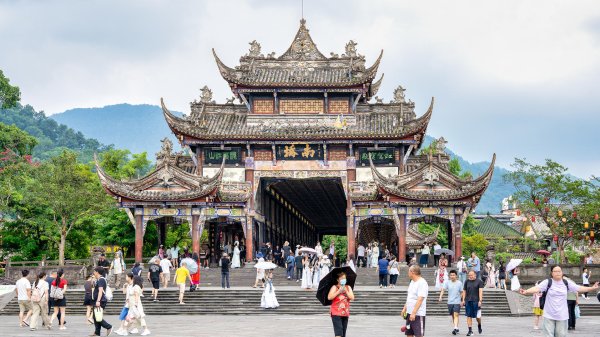 千里马配资 2025暑期城市文旅数据报告出炉：成都跻身热门旅游城市TOP5、“演唱会之城”TOP3